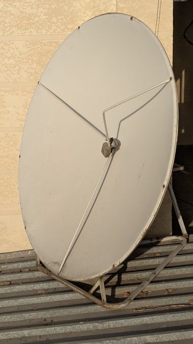 Цельнометаллическая спутниковая антенна.