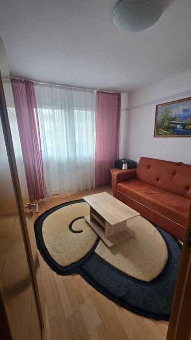 Apartament cu 3 camere de închiriat
