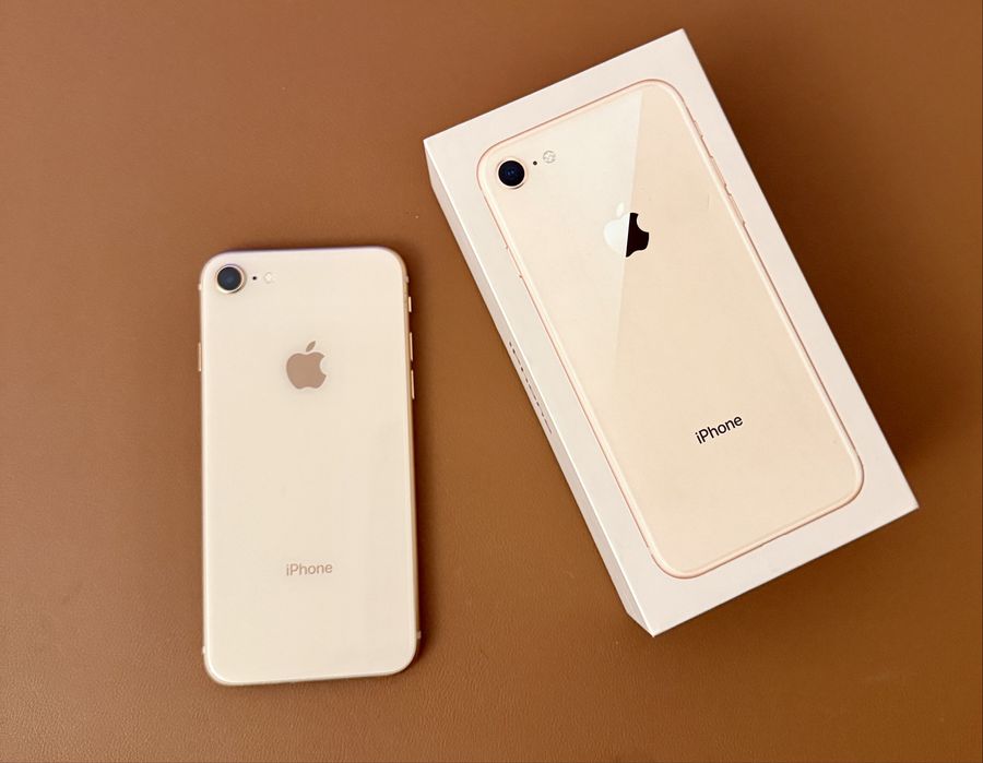 Продам iPhone 8