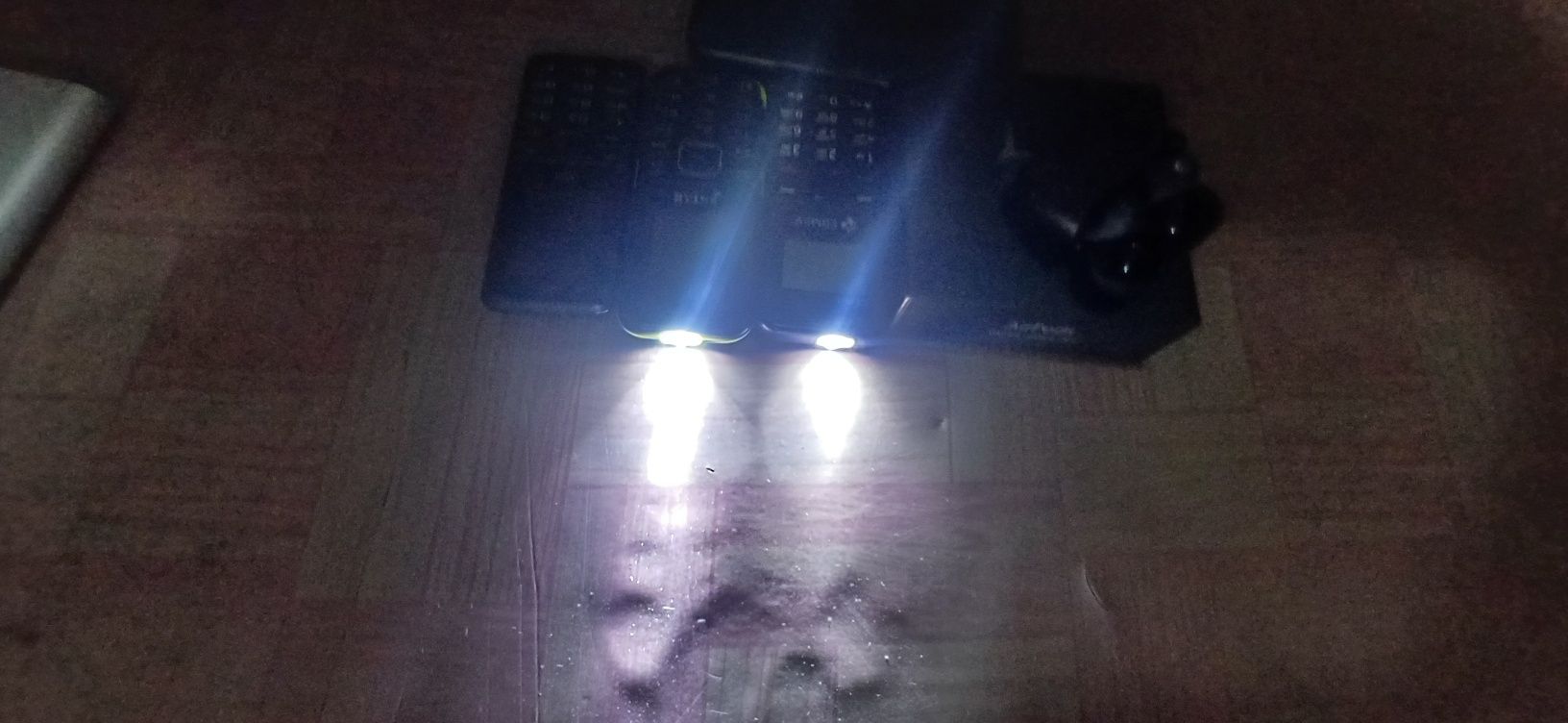3 ta telfon 1 akmulator 1 quloqchin