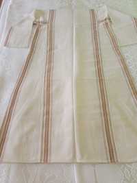 Дълга бяла риза, подходяща за основна, върху, която се облича народна