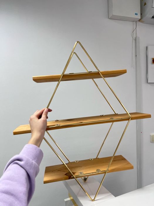 Дървена етажерка за лакове със златно