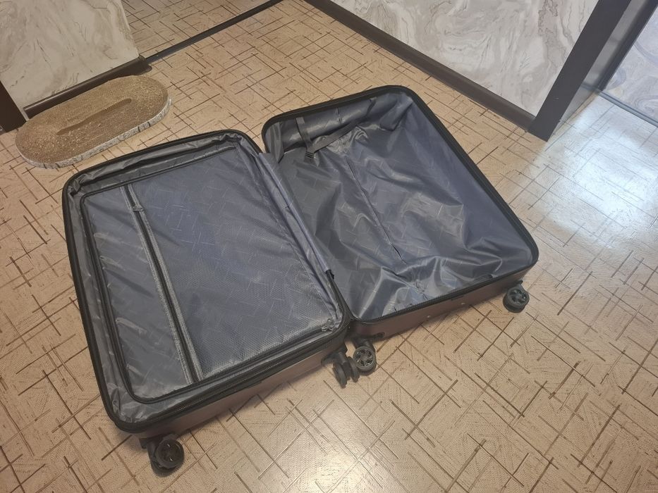 Продам новый чемодан