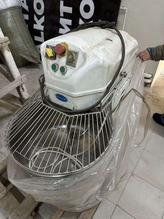 Тестомес (миксер для теста) и холодильник витринная