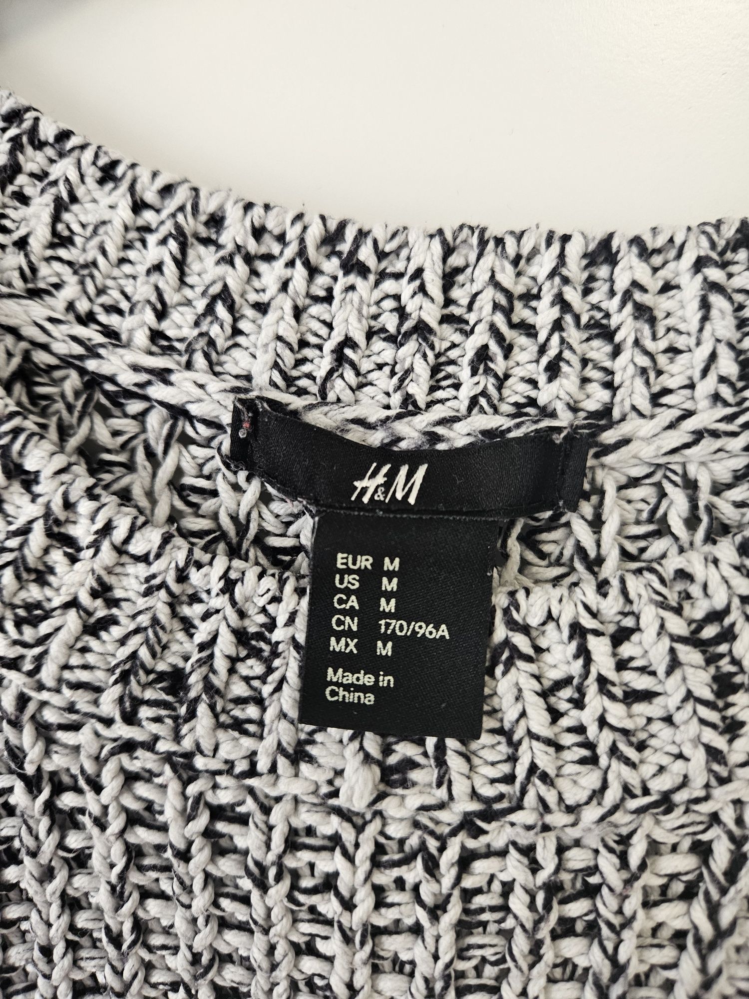 Pulover tricotat 
H&M
Marimea M
Stare foarte bună 
15 lei