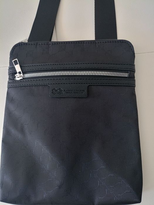 Vând borsetă bărbătească model deosebit produs de calitate superioara.