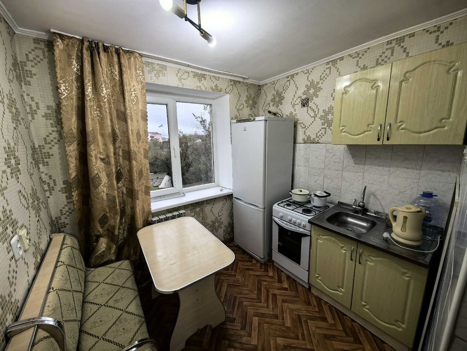 Продается квартира в 1-ом микрорайоне.