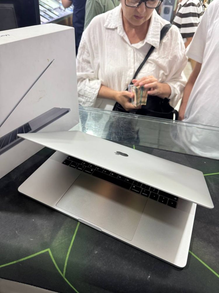 Macbook Pro 15.4inch Intel Core i9 SSD 512Gb ОЗУ 16GB  Radeon Pro 4GB