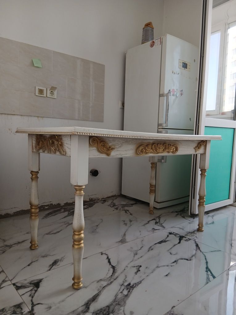 Продаётся стол кухонный