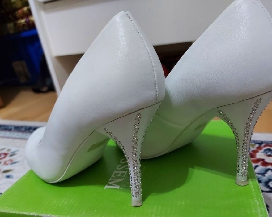Белые туфли в отличном состоянии.