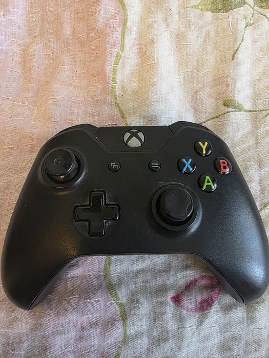 Vând / Schimb XBOX ONE plus 2 manete