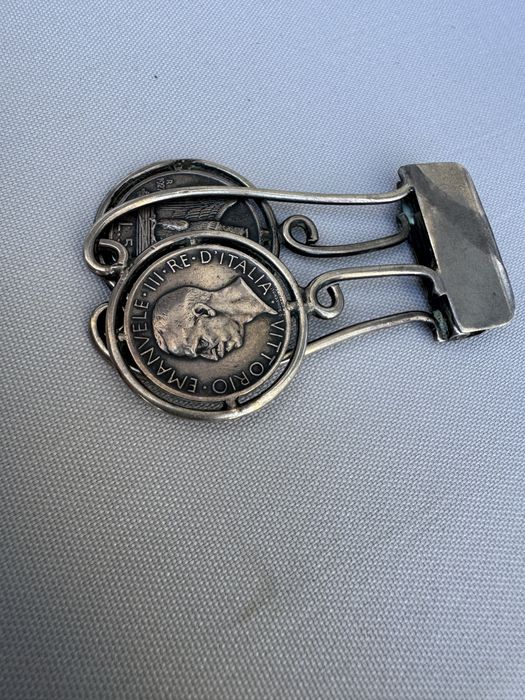 Clama de bani din argint