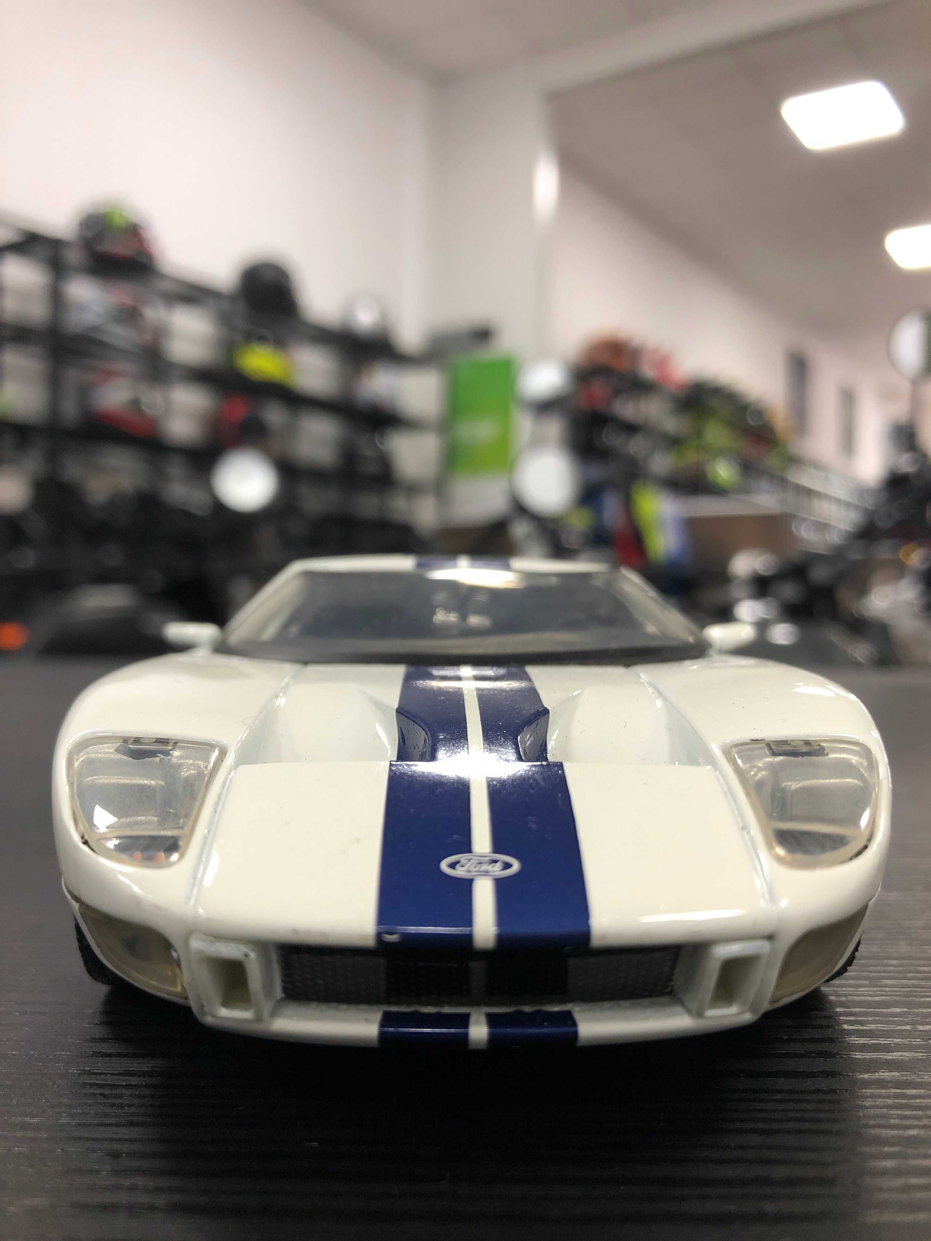 Чисто нова метална колекционерска количка FORD GT  1:24 мащаб