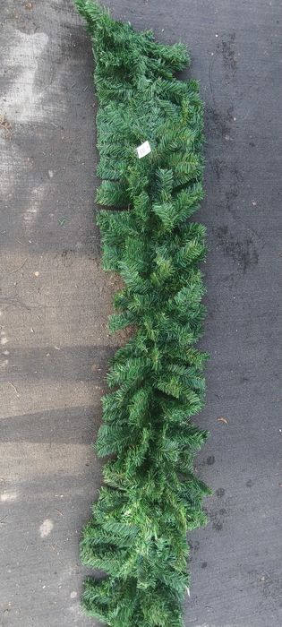 Продам еловую лапу, ширина 40см длина 270см. Есть 3 коробки по 8шт