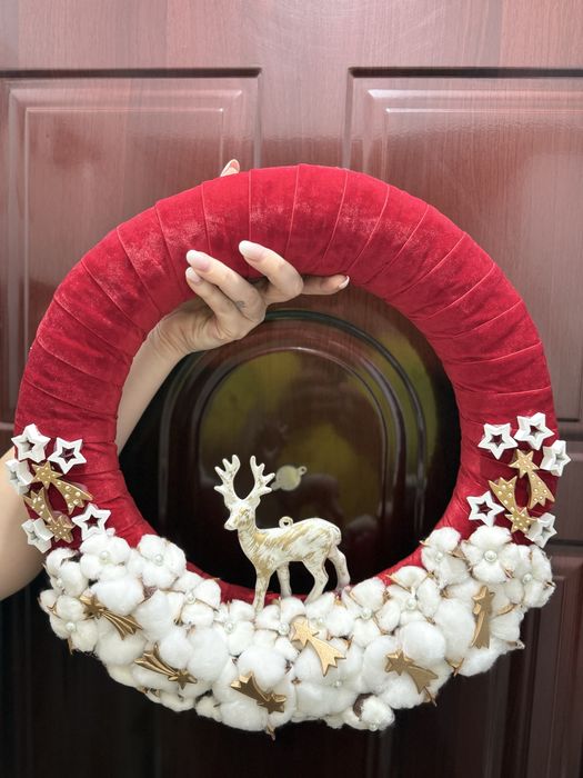 Coronita decorativa de Craciun cu catifea rosu cu alb, bumba. Handmade