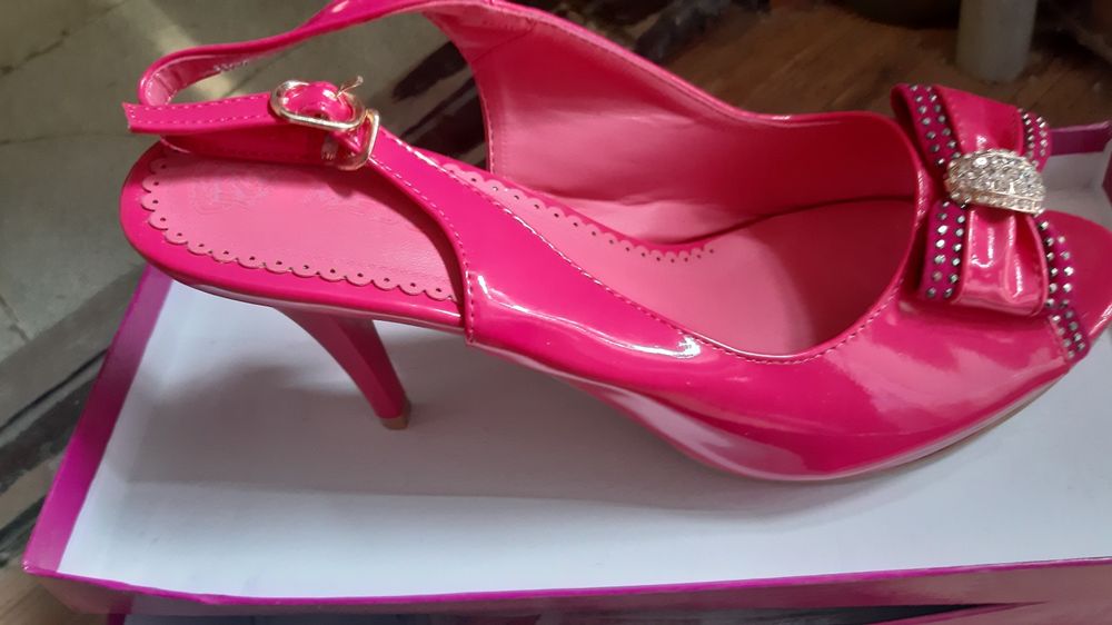 Босоножки  новые