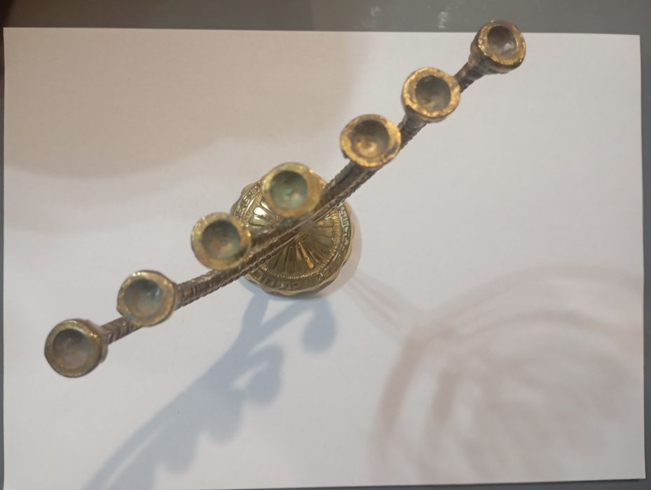 Vând un sfeșnic vechi din bronz