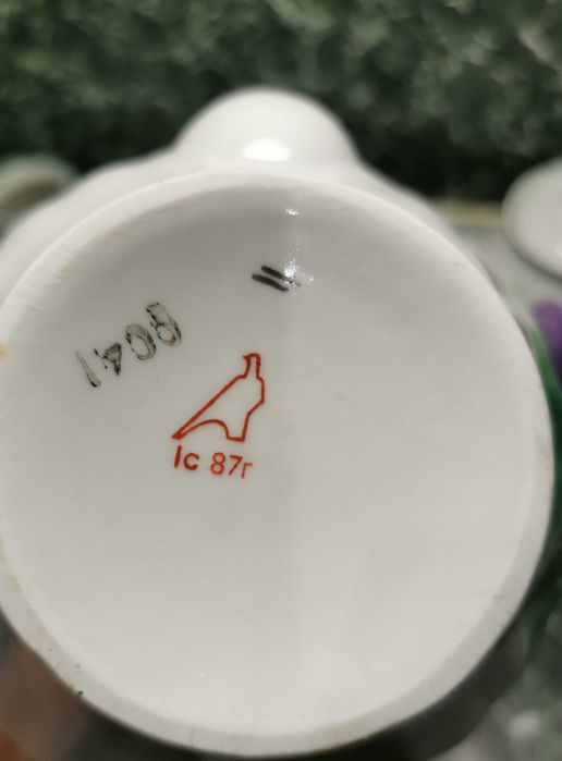 Продавам уникален порцеланов комплект за чай със златни мотиви