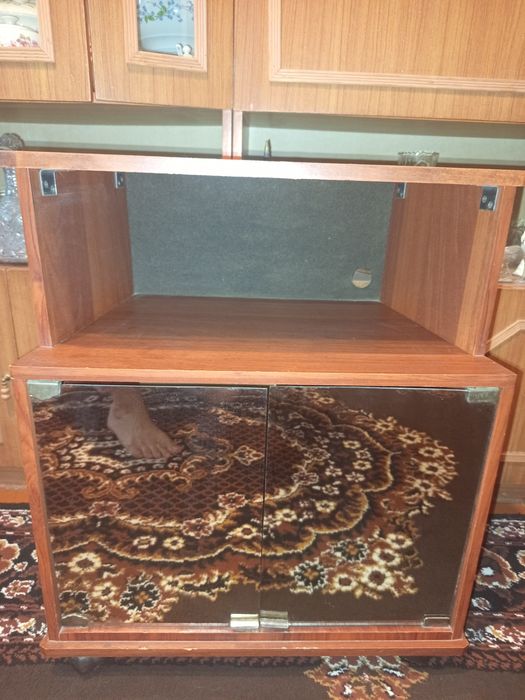 Продам тумбу под телевизор