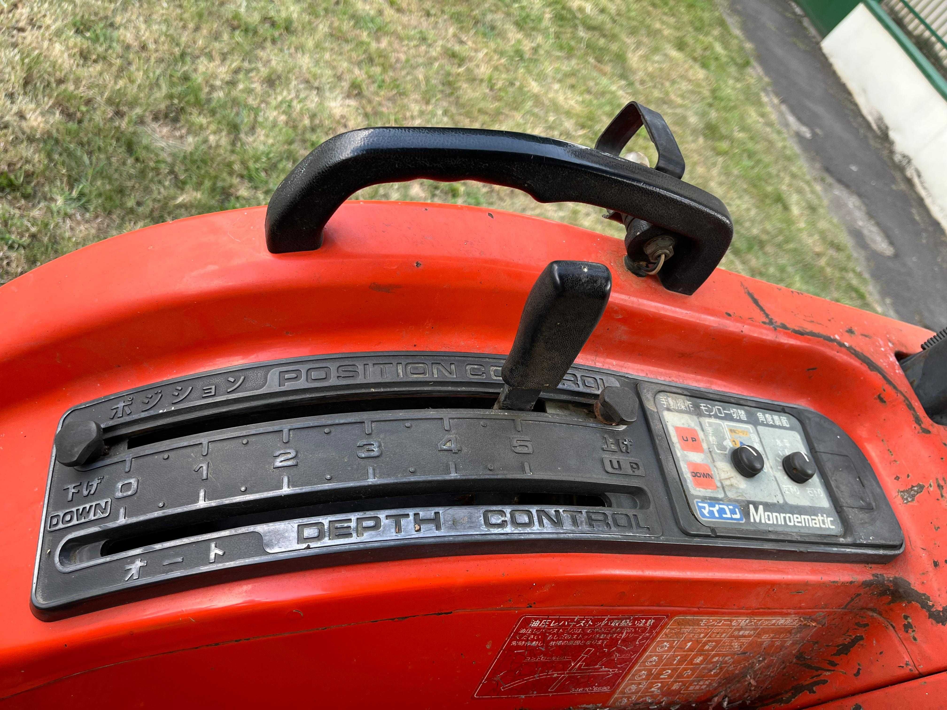 Tractor 4x4 Kubota GT5 cu freza