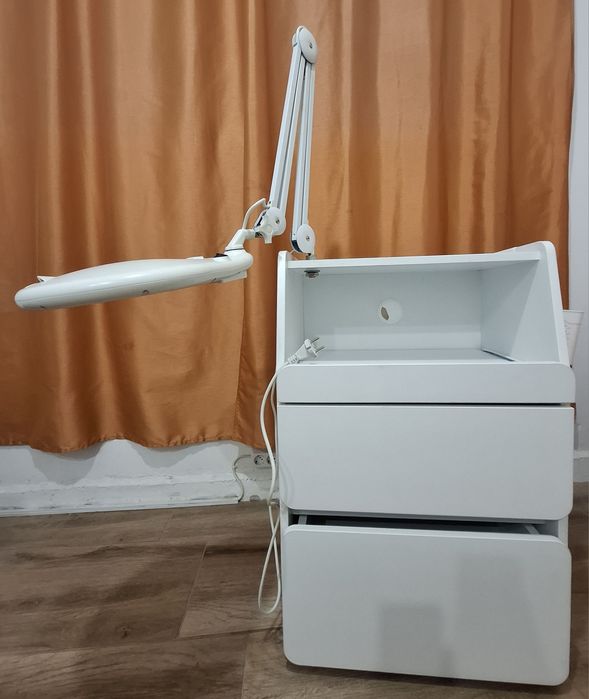 Козметичен шкаф с лампа с лупа