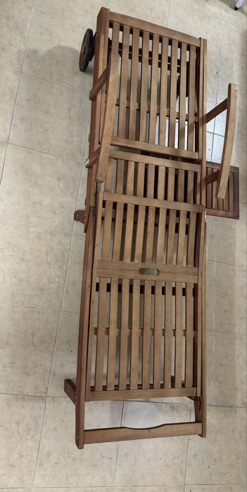 Дървен сгъваем шезлонг с масичка