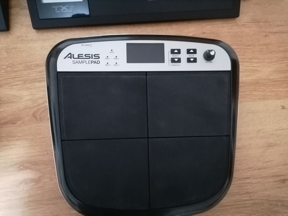 Yamaha DX TX-7 Hohner XE9 Yamaha AW16G Roland EM101 Hohner rhythm 80