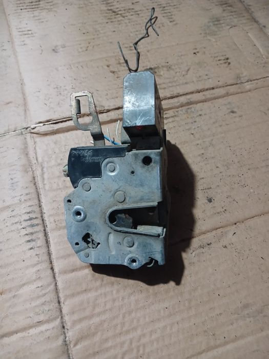 Замок двери БМВ Е34 левый передний