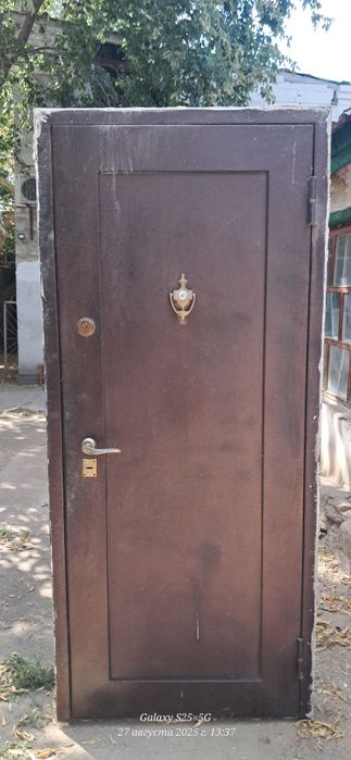 Продам двери металлические. Цены по разному.