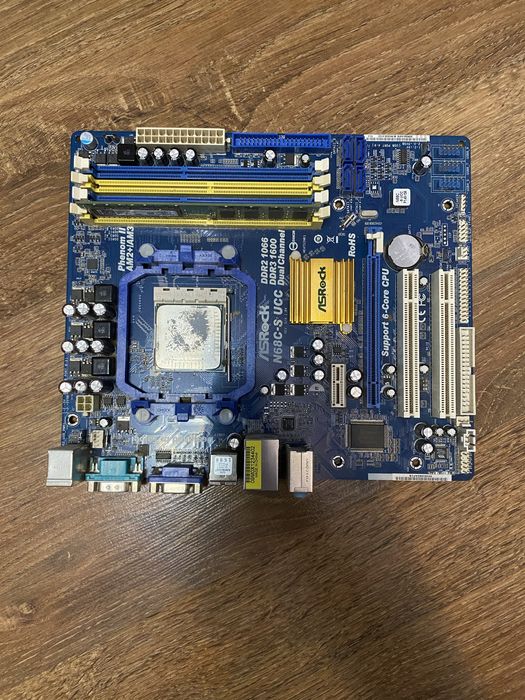Placa de bază este un ASRock N68C-GS FX.