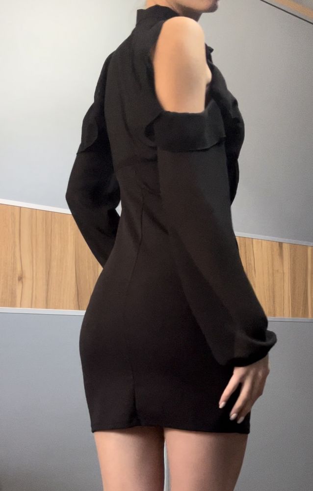 Къса черна рокля