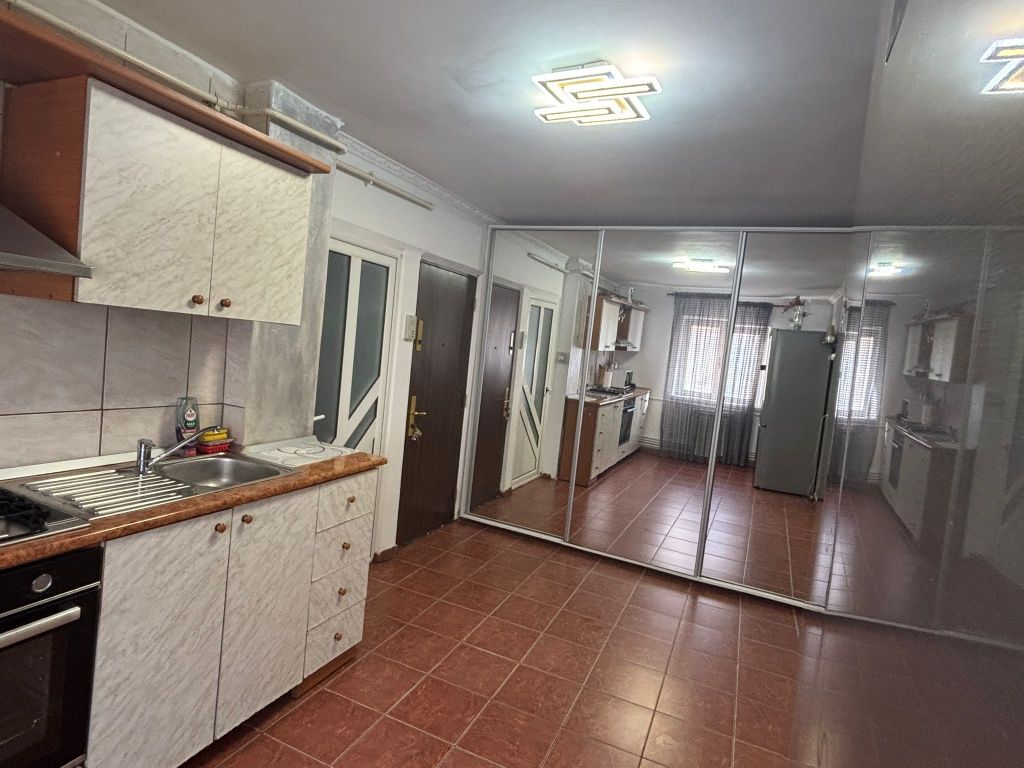 Închiriez Apartament