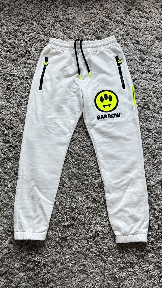 vand pantaloni de trening barrow