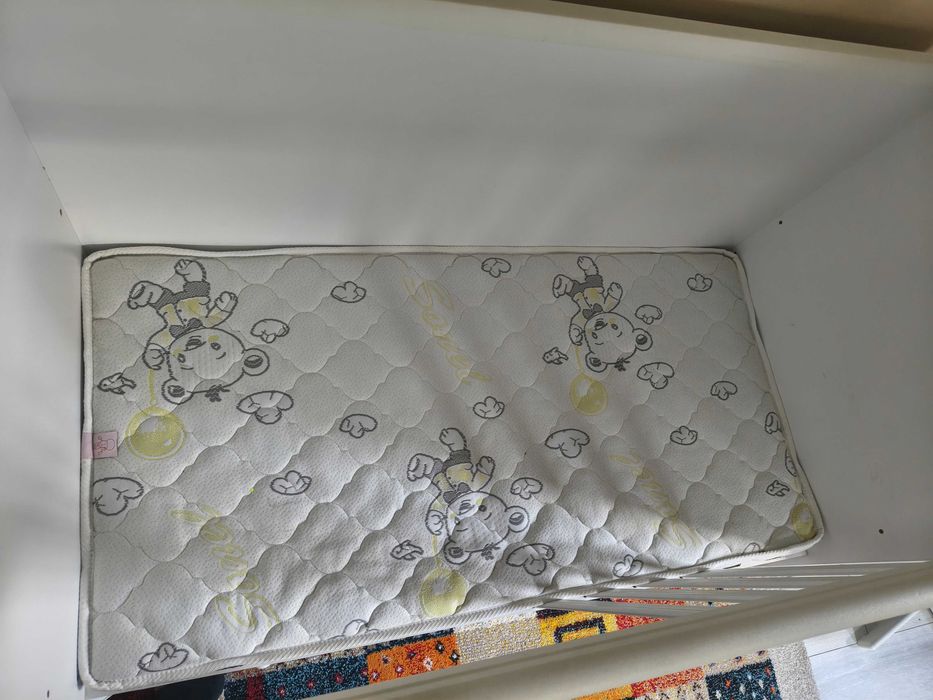 Бяла дървена бебешка кошара + матрак