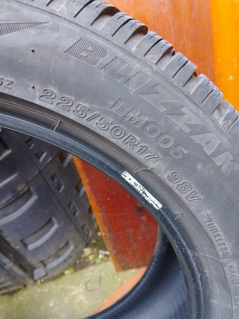 Зимни гуми 2бр. BRIDGESTONE дот.22г. 225/50/17. 7мм.грайфер.