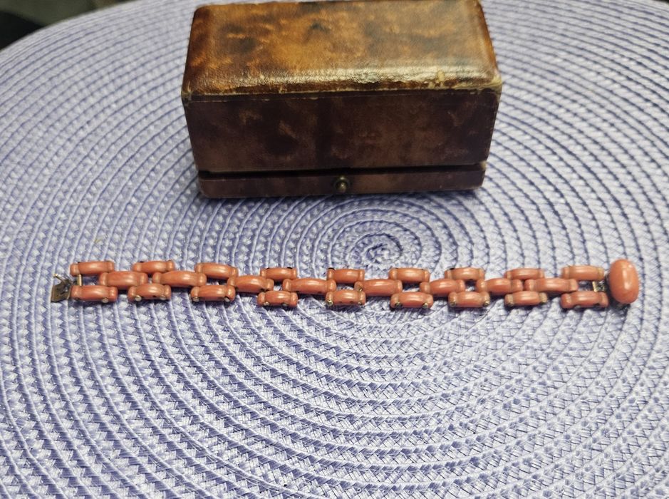 Гривна от  Momo корал 18k злато, 1920г.