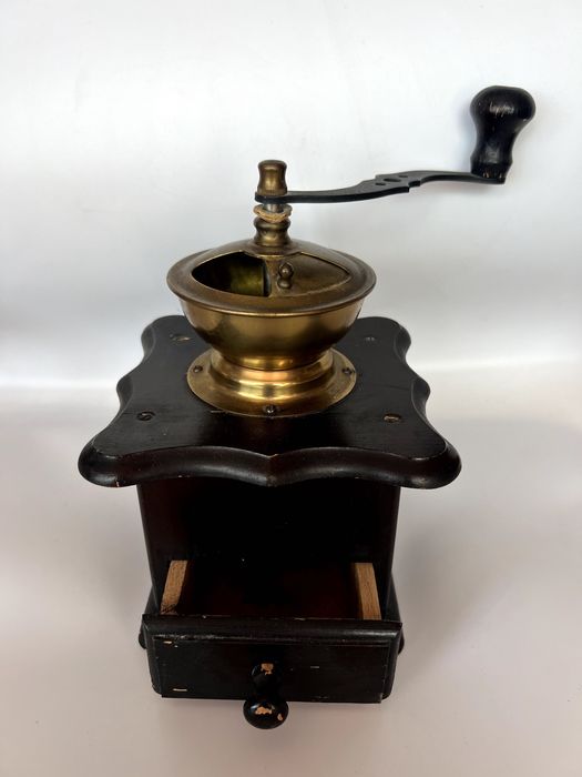 Râșniță manuală de cafea cu design clasic.