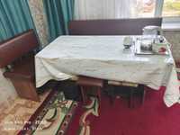 Кухонный стол, угловой диван с табуретками