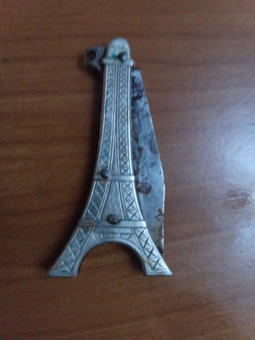 Briceguț mic forma de Eiffel argintiu