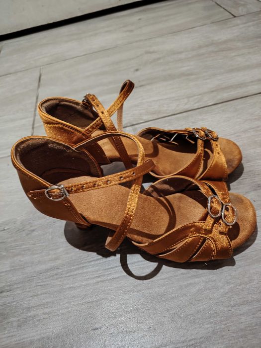 Обувки за латино танци