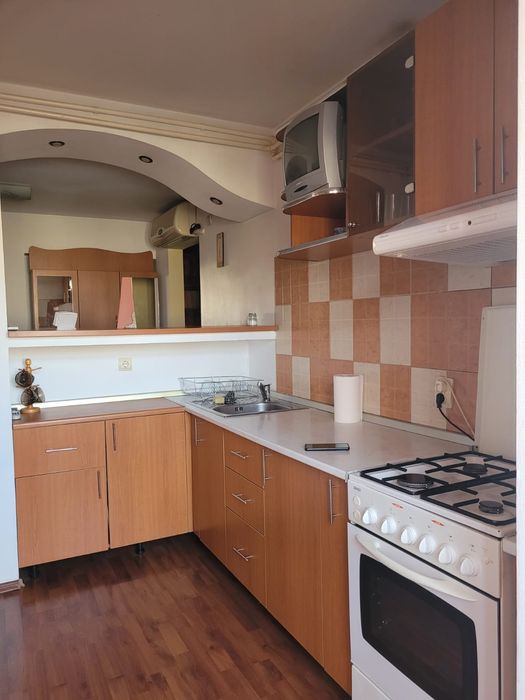 Inchiriez apartament 3 camere Rovine