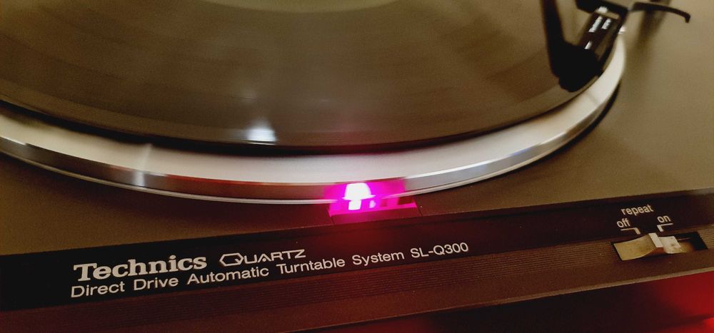 Technics SL-Q300 Direct-Drive Full Automatic Turntable System