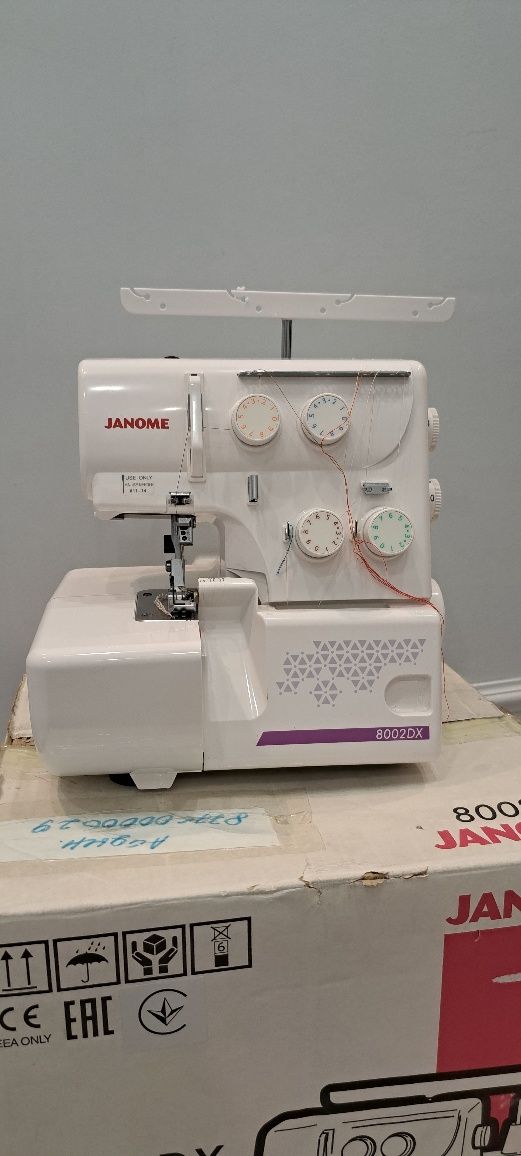 Оверлок бытовой Janome 8002DX
