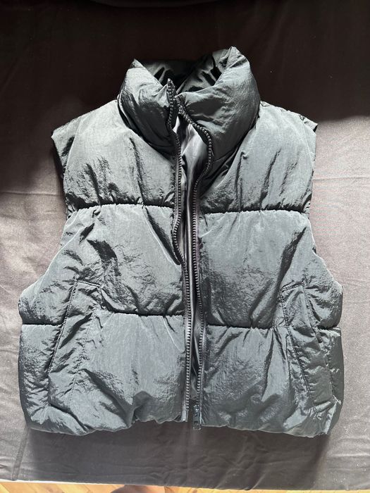 Черен елек стил puffer,Късо бяло дънково яке,Късо сив плетен пуловер