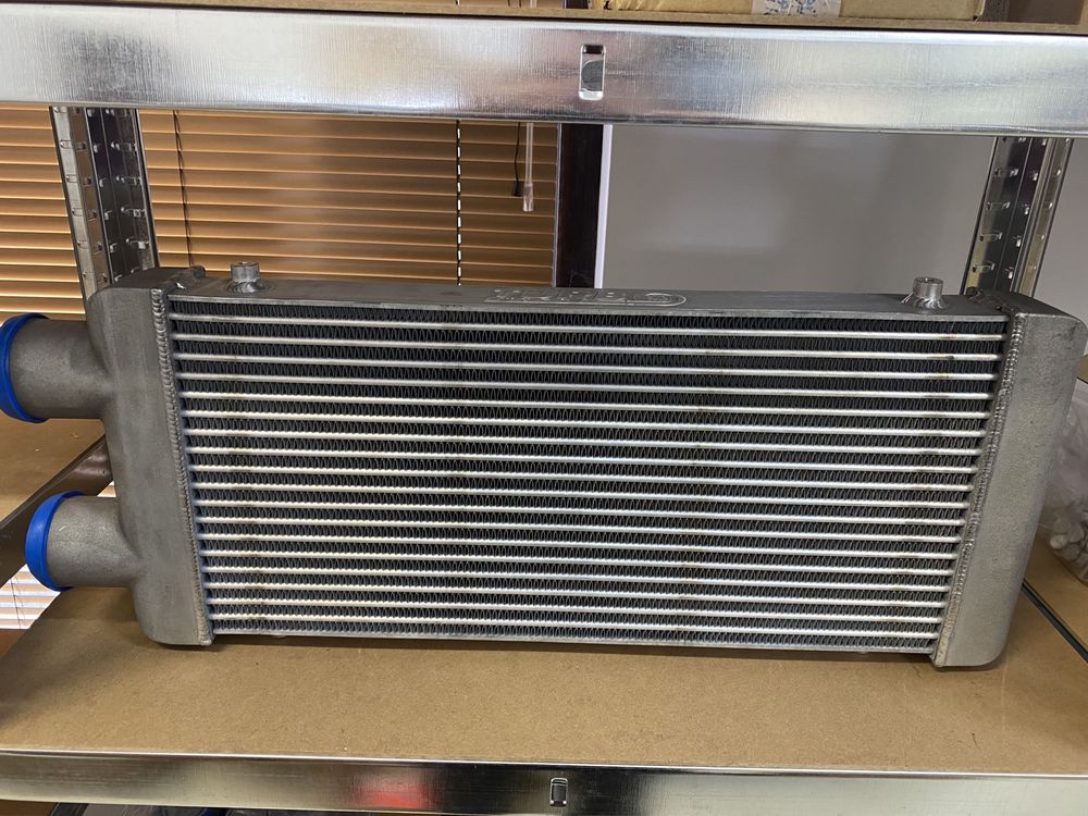 TurboWorks универсален интеркулер Intercooler 600х300х76 едностранен