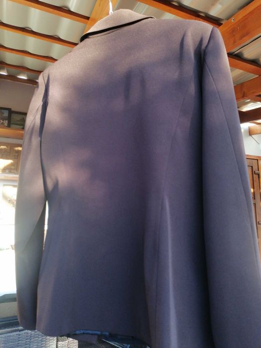 Costum maron:sacou+fusta+maieu bej