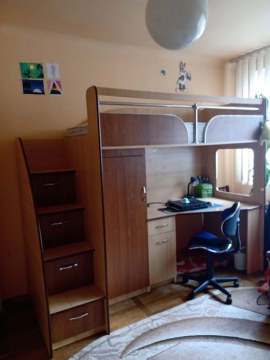 Pat supraetajat cu birou si dulap