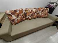 Canapea extensibilă cu ladă și perne decorative