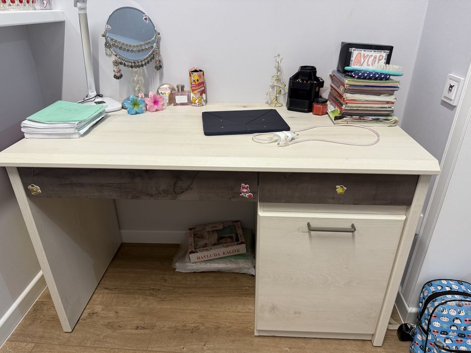 Стол письменный. Производство Россия. С полками, с выдвижными полками.