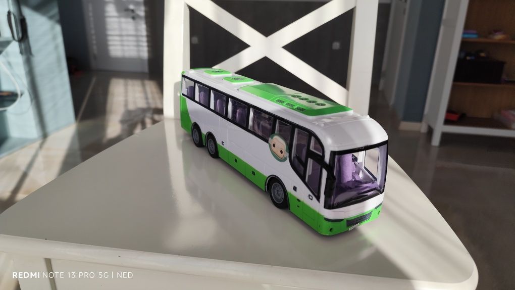 Автобуси играчки